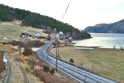 Dette partiet ved Rodal ved Vinjefjorden inngår i den første parsellen som skal utbedres mellom Renndalen og Staurset. Her skal vegen følge dagens trasé, men den nye E 39 vil få vesentlig høyere standard enn i dag.