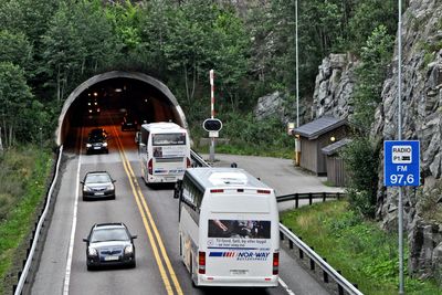 Den 1,2 km lange Eidsvolltunnelen tar trafikk i begge retninger i dag. Fra og med mai 2012 skal den bare ta nordgående trafikk. Det nye løpet for sørgående trafikk skal sprenges av den som får kontrakten på parsellen Boksrud-Minnesund.