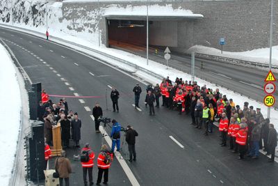 Vegvesenfolk og prominente gjester samlet på Frydenhaug i Drammen for å åpne nordgående kjørebane på E 18. Nordre portal til den 1,8 km lange Kleivenetunnelen ses i bakgrunnen. (Foto: Anders Haakonsen)
