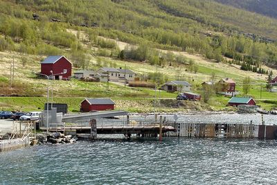 De tre fergekaiene i Rotsundet er bygd på 70-tallet og bærer preg av å være nedslitt. Dette ligger på fastlandet. Kampen om å få skifte det ut er jevn.