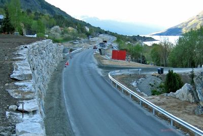 Fylkesveg 550 går langs vestsiden av Sørfjorden. Bildet er fra Aga i Ullensvang kommune. Den som får kontrakt på drift og vedlikehold i Hardanger, får ansvaret for denne vegen.