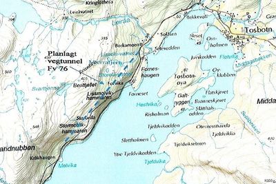 Den stiplete blå linjen på vestsiden av fjorden markerer Molvikhammartunnelen. Elektro- og SRO-installasjonene i tunnelen vil trolig bli utført av OneCo eller Scanmatic. (Ill.: Statens vegvesen)