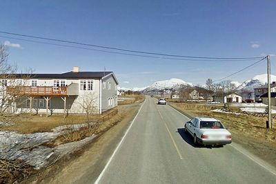 Huset til venstre står i vegen for gang/sykkelvegen. I stedet for å innløse det har Vegvesenet valgt å flytte fylkesveg 82 mot høyre. (Foto: Google)