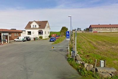 Denne gang/sykkelvegen følger kommunegrensen mellom Stavanger og Randaberg. Her skal den nye biten av fylkesveg 480 legges. Vassbakk & Stol leder kampen om kontrakten. (Foto: Google)