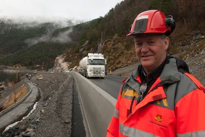 Det gjenstår fortsatt noe arbeid, men alt skal være klart til åpningen midt i desember, sier prosjektleder Sverre Måge. En av hovedutfordringen har vært å bygge veg med trafikk i anleggsområdet.