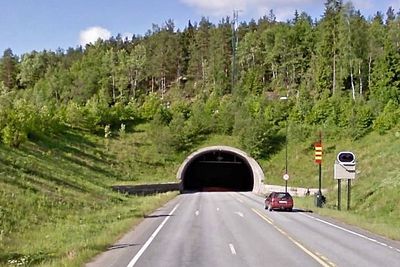 Bildet viser østre påhugg av Oslofjordtunnelen på Måna i Frogn. Innen 25. januar må Vegvesenet bestemme seg for hvem som skal prosjektere det nye tunnelløpet. (Foto: Google)