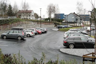 Her er det etablert 55 nye bilplasser som gjør det lettere å parkere bilen på Vestby og reise videre med toget for dem som ønsker det. (Foto: Geir Regbo, Statens vegvesen)