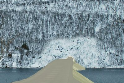 Bildet viser brua over Gryllefjorden med søndre påhugg til Ballesvikskartunnelen i bakgrunnen. Her skal det støpes en 40 meter lang portal. (Ill.: Bjørn Amund Enebo, Bjørbekk & Lindheim landskapsarkitekter)