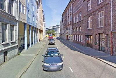 
På denne delen av Lars Hilles gate blir det sykkelveg på venstre side, men ikke noe sykkelfelt på den andre siden. Areal til sykkelvegen får man ved å fjerne det ene kjørefeltet. Gata er enveiskjørt. (Foto: Google)