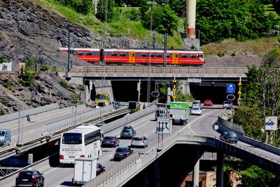 Regjeringen satser både på veg og bane i forslaget til neste års statsbudsjett.