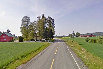 Her kommer traséen til den nedlagte Aurskog-Hølandsbanen ikke til nytte. Ny gang/sykkelveg skal legges på høyre side av kjørebanen. (Foto: Google)