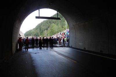 Fra åpningseremonien der bygdefolket i Jondalen hadde møtt opp i hopetall.  Foto: Statsmnisterens kontor