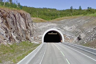 Et arbeidsfellesskap mellom Hans Johnny Høgås fra Mo i Rana og M3 Anlegg fra Bodø har fått kontrakten på oppgradering av Umskartunnelen. (Foto: Google)