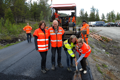 Igang med nytt dekke over Valdresflya. Fra venstre seksjonsleder Anita Brenden Moshagen og byggeleder Kjell Eide i Statens vegvesen, reginsjef i Peab asfalt Trine Flo og fylkesordfører i Oppland, Gro Lundby.  Foto: Jarle Skoglund