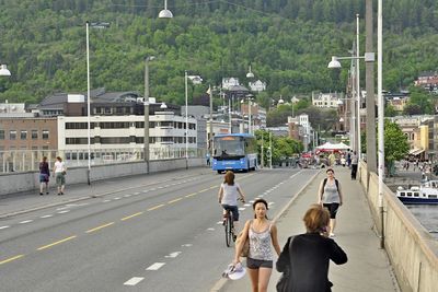 Bybrua i Drammen er flittig brukt av alle slags trafikanter, men bilene er borte. Nå skal brua rehabiliteres. BMO Entreprenør ligger godt an til å få den jobben. (Foto: Anders Haakonsen)