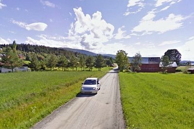 Fylkesveg 111 i Levanger er en av vegene som skal få fast dekke. Røstad Entreprenør fra nabokommunen Verdal ligger godt an til å få den jobben. (Foto: Google)