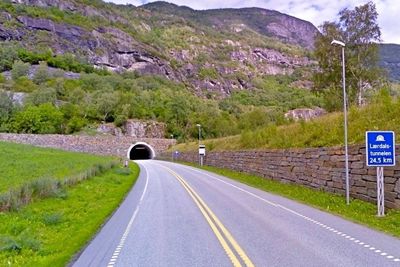 Lærdalstunnelen er en av 20 tunneler i Sogn og Fjordane som skal klargjøres for digitalt nødnett. Svært mye tyder på at oppgaven går til ONE Nordic Kraftmontasje fra Vestnes. (Foto: Google)