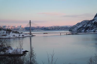 Kåfjordbrua er blitt en vakker portal ved innfarten mot Alta fra vest.