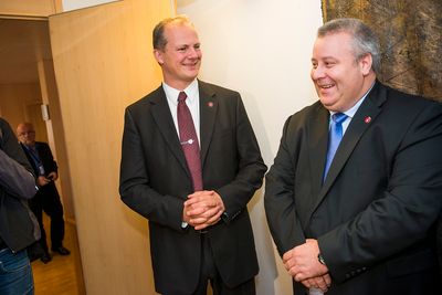 Samferdselsminister Ketil Solvik-Olsen og statssekretær Bård Hoksrud gleder seg over å kunne gi 2014-budsjettet et skikkelig FrP-avtrykk. . Foto: Fredrik Varfjell / NTB scanpix