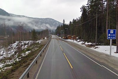 Denne bomstasjonen på rv 9 i Setesdal blir fjernet, dersom Regjeringen får flertall for sitt forslag om å fjerne til sammen fire bomstasjoner.  Foto: Google