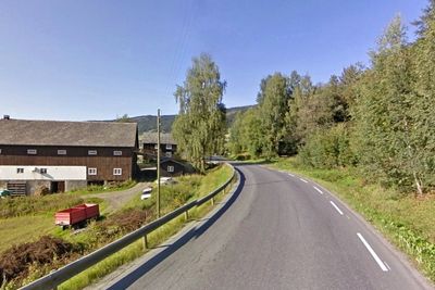 Her blir kjørebanen lagt om for å bedre kurvaturen. Gang/sykkelvegen kommer på høyre side. (Foto: Google)