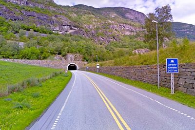 Lærdalstunnelen er en av 20 tunneler i Sogn og Fjordane som skal klargjøres for digitalt nødnett. Her må fem havarinisjer utvides for å gi plass til nye tekniske bygg. (Foto: Google)