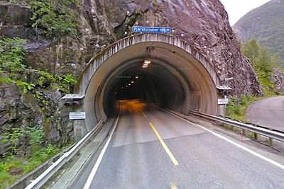Den 1 518 meter lange Fjæratunnelen innerst i Åkrafjorden er den lengste av de tre tunnelene som skal få nytt elektrisk utstyr. (Foto: Google)
