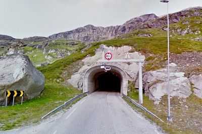 Bildet viser østre portal av Geiteryggtunnelen, som trenger oppgradering. Kruse Smith leder kampen om den kontrakten. (Foto: Google)