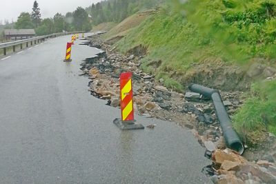 Slik så fylkesveg 383 i Ringebu ut etter at flommen hadde herjet med den i vår. Ahsco Entreprenør fra Nord-Fron vil utbedre den. Ingen andre. (Foto: Statens vegvesen)