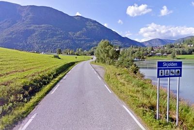 Den som får den siste asfaltkontrakten i Sogn og Fjordane, skal blant annet asfaltere riksveg 55 mellom Skjolden og Fortun i Luster kommune. (Foto: Google)