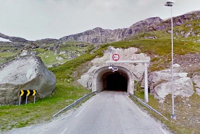 Geiteryggtunnelen trenger oppgradering etter å ha gjort tjeneste siden 1987. Bildet viser østre portal. (Foto: Google)