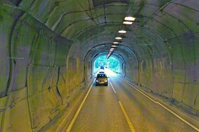 PE-skummet i Trøe-Bråhei tunnel har gjort jobben sin og vel så det. Nå blir det demontert og erstattet med nytt, brannsikret PE-skum. (Foto: Google)