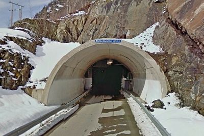 Dette er østre portal som er utgangspunkt for det meste av arbeidet som skal utføres i Øksfjordtunnelen. Bare HAK Entreprenør fra Alta er interesser i jobben. (Foto: Google)