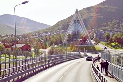 32 års tjeneste er nok for stålplatene i gangbanene på Tromsøbrua. Nå skal de erstattes med galvaniserte plater. 1. juli går fristen for å gi anbud ut. (Foto: Google)