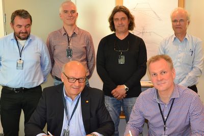 Avdelingsdirektør for vegavdelingen i Buskerud, Hans Jan Håkonsen, og
CEO i Articon, Jón Danielsen, signerer kontrakten. Bak f.v.: project manager Jákup Enni og
financial director Niclas Joensen i Articon, byggeleder Bjørn Kåre Ifarness og seksjonsleder
Knut Erik Skogen i Statens vegvesen.
Foto: Monica Knoff, Statens vegvesen