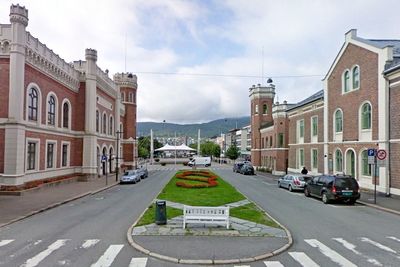 Kirkegata er en av de kommunale gatene som inngår i ansvarsområdet til NCC Roads de neste to asfaltsesongene. (Foto: Google)