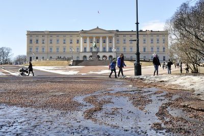 Endelig smelter isen på Slottsplassen. Dermed begynner grusen nok å gang å renne nedover Slottsbakken. Askim Entreprenør kan få jobben med å rette på forholdene. (Foto: Anders Haakonsen)