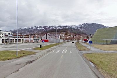 Det er variable forhold for fotgjengere i Ulsteinvik i dag. Når neste år er omme, er det et bredt fortau på begge sider av fylkesveg 61. (Foto: Google)