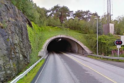 Risa har gitt det laveste anbudet på oppgradering av sikkerhetsutrustningen i den 5 875 meter lange Byfjordtunnelen (bildet) og den 4 424 meter lange Mastrafjordtunnelen. (Foto: Google)