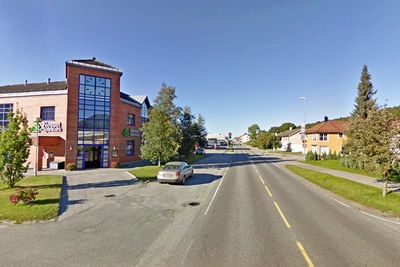 Veidekke ligger godt an til å få driftskontrakten for Nesset kommune de neste fem årene. Bildet er fra kommunesentret Eidsvåg som ligger innerst i Langfjorden. (Foto: Google)