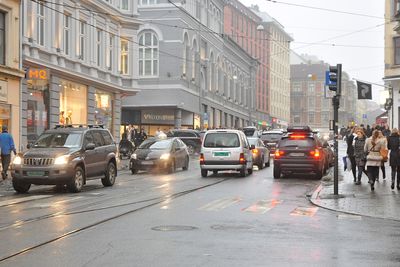 I Bogstadveien er det trangt både for biler og mennesker. Oslo kommune har bestemt seg for å prioritere menneskene. (Foto: Anders Haakonsen)