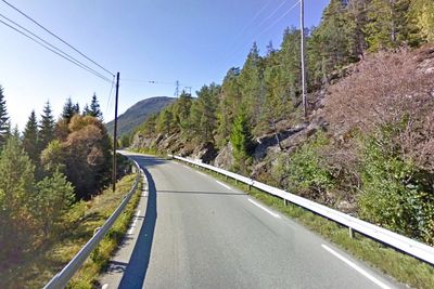 Her ved Grøtvika mellom Vanvikan og kommunesentret i Leksvik blir en kurve på fylkesveg 755 rettet ut. Her er vegen så smal at store biler ikke kan møtes. (Foto: Google)
