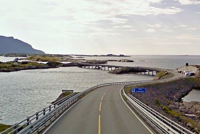 Fylkesveg 64, bedre kjent som Atlanterhavsvegen, krysser kommunegrensen mellom Eide og Averøy. Begge ligger i området Ytre Romsdal som Veidekke ligger godt an til å få driftskontrakten for. (Foto: Google)