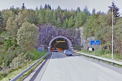 Elektriske og styringstekniske installasjoner i Hordviktunnelen skal oppgraderes. Veldig mye rart må skje hvis ikke jobben går til BMO Tunnelsikring. (Foto: Google)