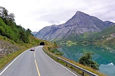 Riksveg 5 langs Kjønesfjorden i Jølstravatnet er en av vegstrekningene som inngår i området Indre Sunnfjord. Mesta leder kampen om den nye driftskontrakten. (Foto: Google)