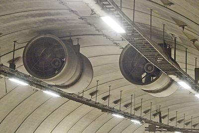 Viftene i Hundorp- og Teigkamptunnelen blir montert parvis som her i Lørentunnelen. De som vi levere dem, må gi anbud innen 23. januar. (Foto: Anders Haakonsen)