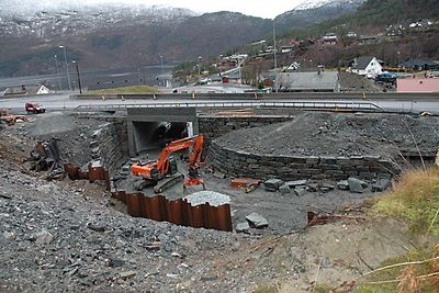 Oversiktsbilete fra anleggstedet der E16-trafikken går fritt.  Foto: Statens vegvesen