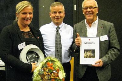 Veidekkes konsernsjef Arne Giske flankert av vinnerne ved Lillian Uthus Mathisen og Olle R. Larsen.