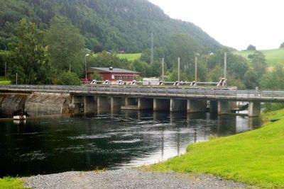 Denne dammen førte fylkesveg 269 over Byaelva fram til 2. juni. I mai neste år er en ny bru på plass. Mye tyder på at den blir bygd av Skanska. (Foto: Statens vegvesen