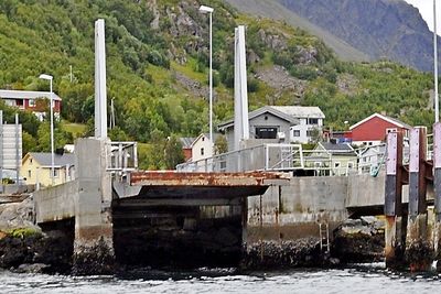 Som bilder viser har fergekaia i Bergsfjord i Loppa et sterkt behov for oppgradering. Seks entreprenører har meldt sin interesse for å levere stålkonstruksjoner til oppgraderingen. (Foto: Statens vegvesen)